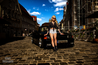 Car Shooting Pose mit Model 1