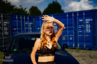 Car Shooting mit Model Sonne blendet